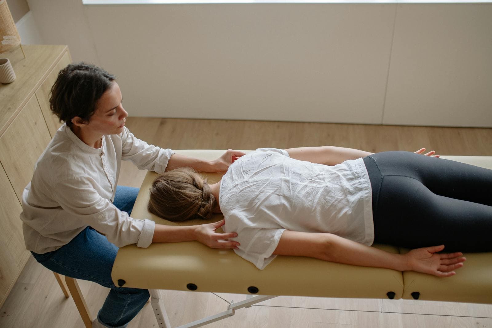 Atendimento manual de fisioterapia em paciente com dor crônica